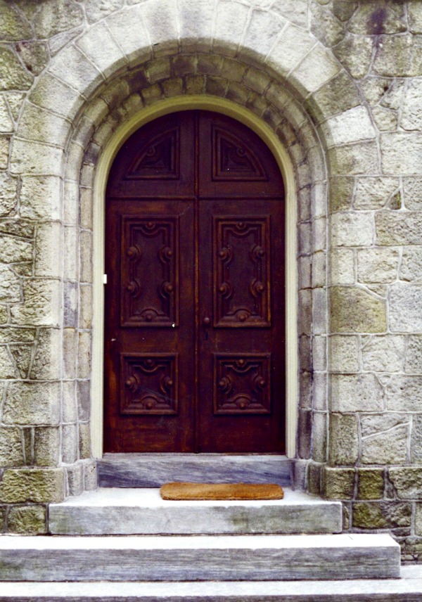 In a rectangular world of glass and steel buildings, arches in a context of stone and wood, stand out. Such a doorway is not easily ignored.