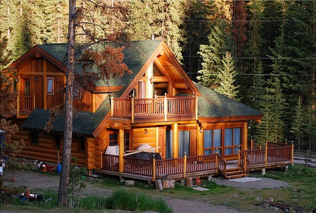 This log home in British Columbia goes well beyond being a cabin