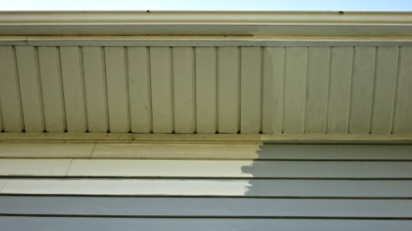 Primer on the eave and on the aluminum siding