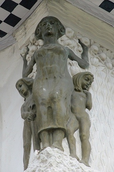 Stature on corner of Palacio Barburizza Arnaldo Barbison and Renato Schiavon in the Art Nouveau style