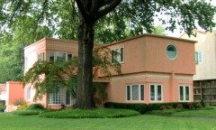 Art Deco home in  Tulsa, Oklahoma.  The glass block and the round window place it in the Art Deco camp rather than Modernist, but I do not know the year that this was built.