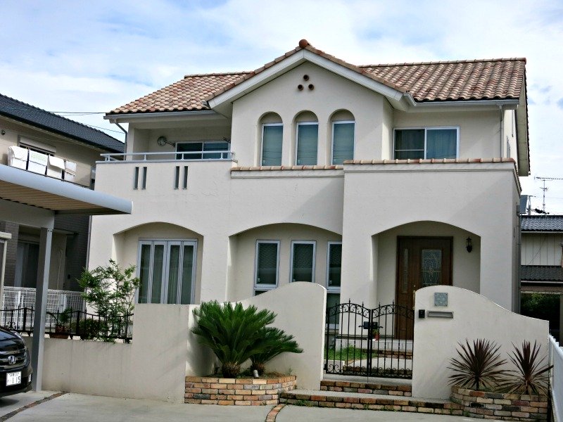 This Japan house looks has a resemblance to Spanish Mission style from California