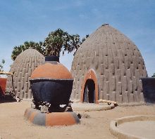 Musgum cob home in Cameroon - courtesy of graphophile at Wikimedia Commons,  https://upload.wikimedia.org/wikipedia/commons/f/f4/Maison_obus.jpg